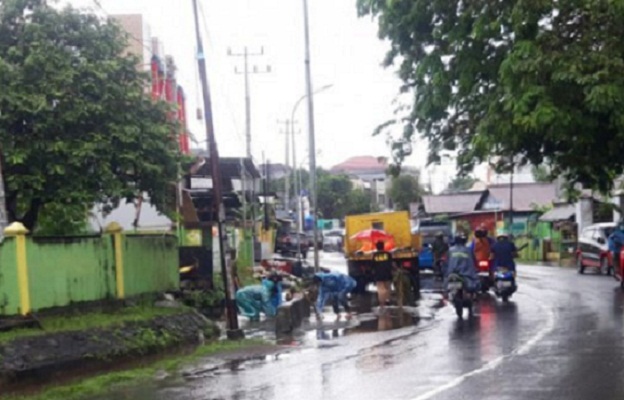 BMKG Kelas I Sultan Baabullah Ternate mengeluarkan peringatan dini potensi hujan sedang - lebat disertai petir