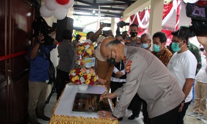 Kapolda Maluku Irjen Pol Drs. Refdi Andri meresmikan pengoperasian laboratoium PCR, gedung pemulasaran jenasah, serta ruang ICU RS Tingkat III Bhayangkara Ambon