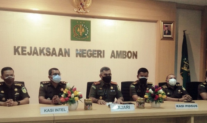 Kajari Ambon Dian Fris Nale, SH bersama para asistennya menjelaskan penanganan perkara dugaan tindak pidana korupsi ADD Haruku