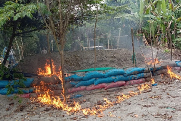 Aparat Kepolisian dari Polsek Waeapo memusnahkan sebanyak 25 unit bak rendaman emas ilegal di kawasan tambang Gunung Botak, Desa Persiapan Wansait, Kecamatan Waelata, Kabupaten Buru