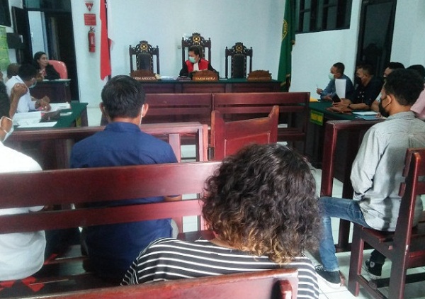 Tim Penasihat Hukum Risman Soulisa yang menjadi tersangka dugaan pelanggaran UU ITE menegajukan pra peradilan terhadap polisi di Pengadilan Negeri Ambon