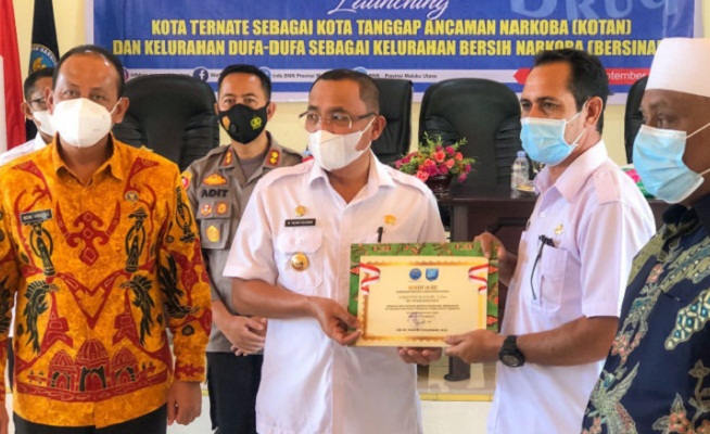 Wali Kota Ternate, DR Tauhid Soleman bersama BNNP setempat berkomitmen untuk untuk menciptakan wilayah seluruh keluruhan di Kota Ternate