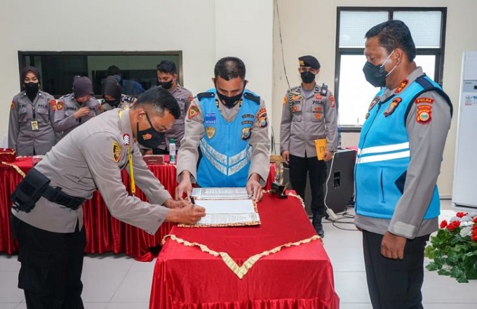 Kapolda-Malut-Pimpin-Pembacaan-Pakta-Integritas-Dan-Pengambilan-Sumpah-Seleksi-Sekolah-Inspektur-Polisi