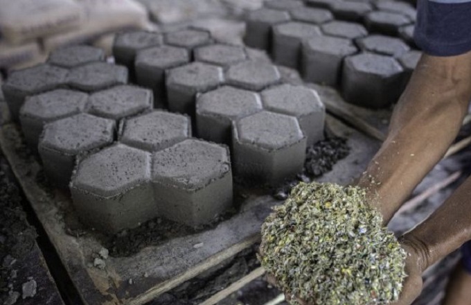 20220312-antarafoto-paving-block-sampah-plastik-151020-aaa-5